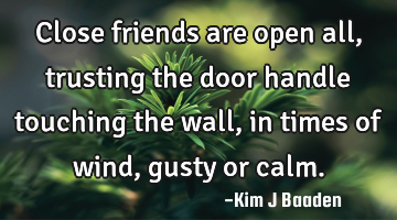 Close friends are open all, trusting the door handle touching the wall, in times of wind, gusty or