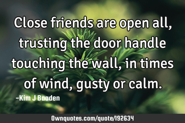Close friends are open all, trusting the door handle touching the wall, in times of wind, gusty or